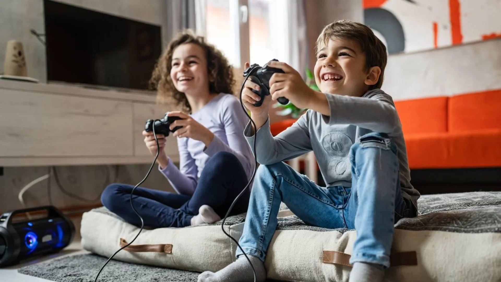 Niños jugando videojuegos
