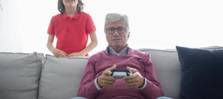 Ancianos jugando Videojuegos