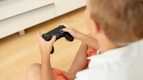 Niño jugando